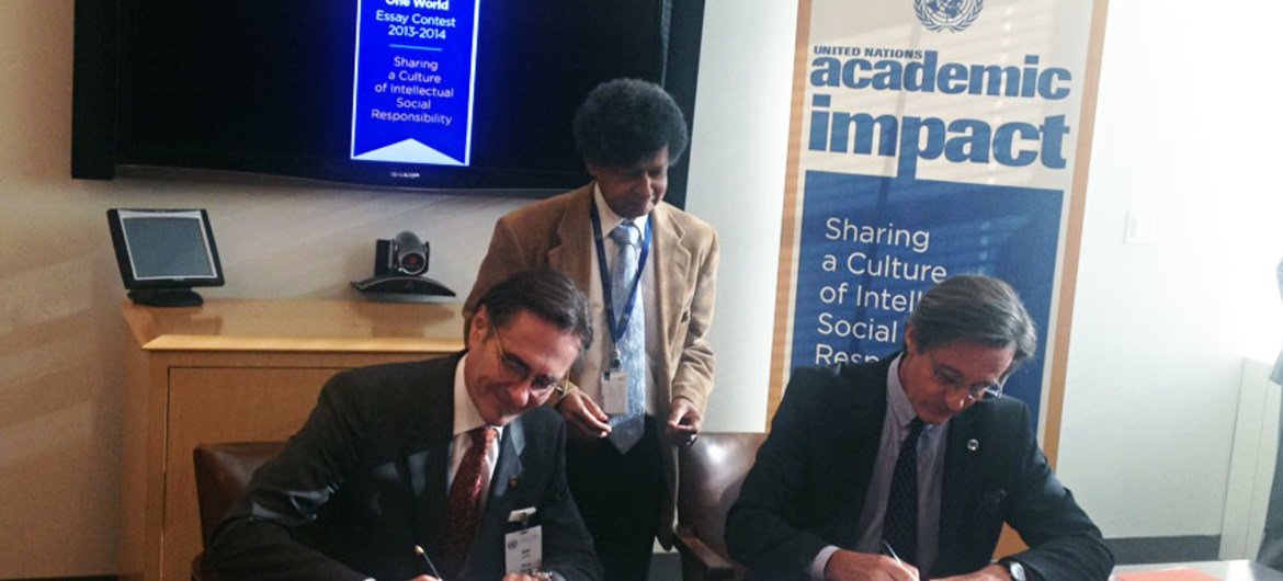Head of UN DPI, Peter Launsky-Tieffenthal (right), and President of ELS, Mark Harris, sign the agreement to host a multilingual essay contest.