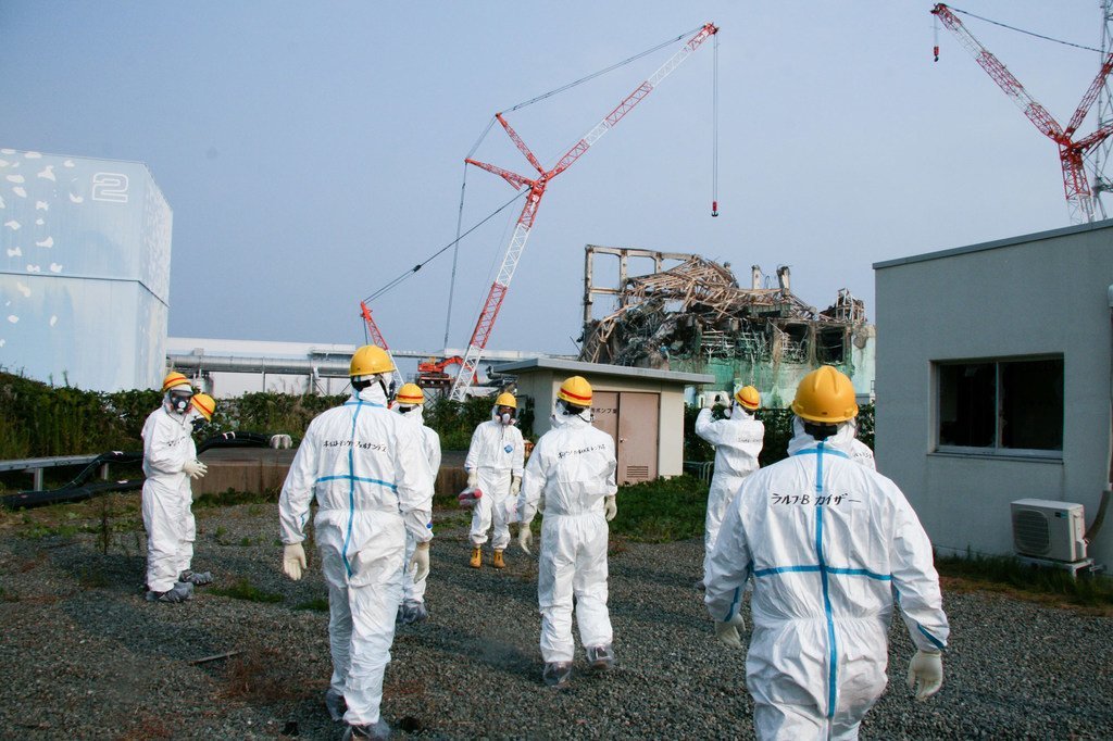Une équipe d'experts de l'AIEA examine le réacteur 3 de la centrale de Fukushima Daiichi, au Japon. 