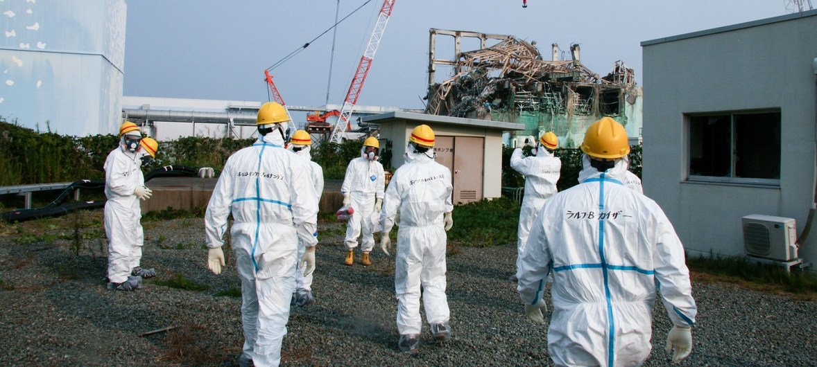 Международная экспертная миссия МАГАТЭ осматривает энергоблок во время посещения АЭС "Фукусима".