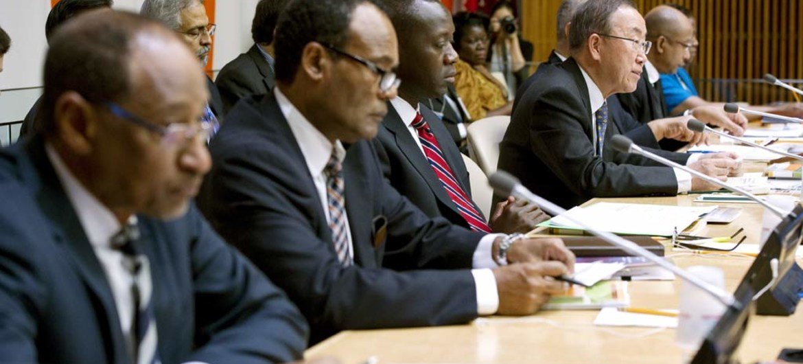 Le Secrétaire général Ban Ki-moon (à droite) participe à une discussion de haut niveau sur le NEPAD et le mécanisme d'évaluation par les pairs.