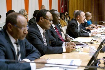 Le Secrétaire général Ban Ki-moon (à droite) participe à une discussion de haut niveau sur le NEPAD et le mécanisme d'évaluation par les pairs.