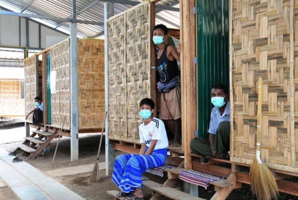 来自缅甸的结核病患者在泰国边境地区寻求治疗时，住在简陋的棚子里。 