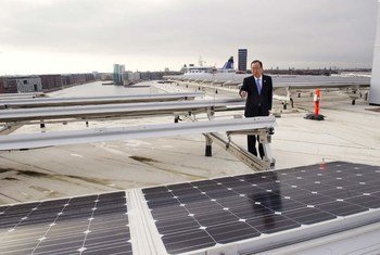 Le Secrétaire général Ban Ki-moon sur le toit du Bâtiment Ville de l'ONU, à Copenhague, au Danemark, équipé de turbines à vent et de panneaux solaires.