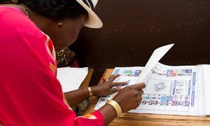 La Coordinatrice résidente du système des Nations Unies à Madagascar inspecte les bulletins de vote.