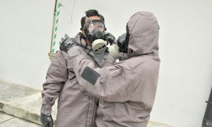 Au cours d'un stage de formation sur les réponses d'urgence aux incidents chimiques, les participants apprennent à se servir de leur équipements de protection.
