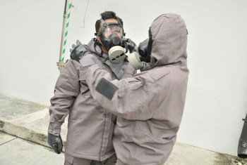 Au cours d'un stage de formation sur les réponses d'urgence aux incidents chimiques, les participants apprennent à se servir de leur équipements de protection.