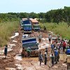 联合国南苏丹特派团的中国工程师开辟了一条道路，在暴雨和洪水之后，这条道路已经关闭了两周。