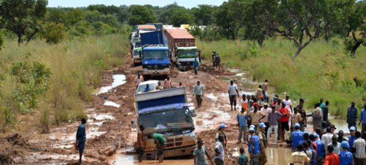 Chinese engineers with the UN Mission in South Sudan (UNMISS) opened up a road that had been closed for two weeks following heavy rains and flooding.