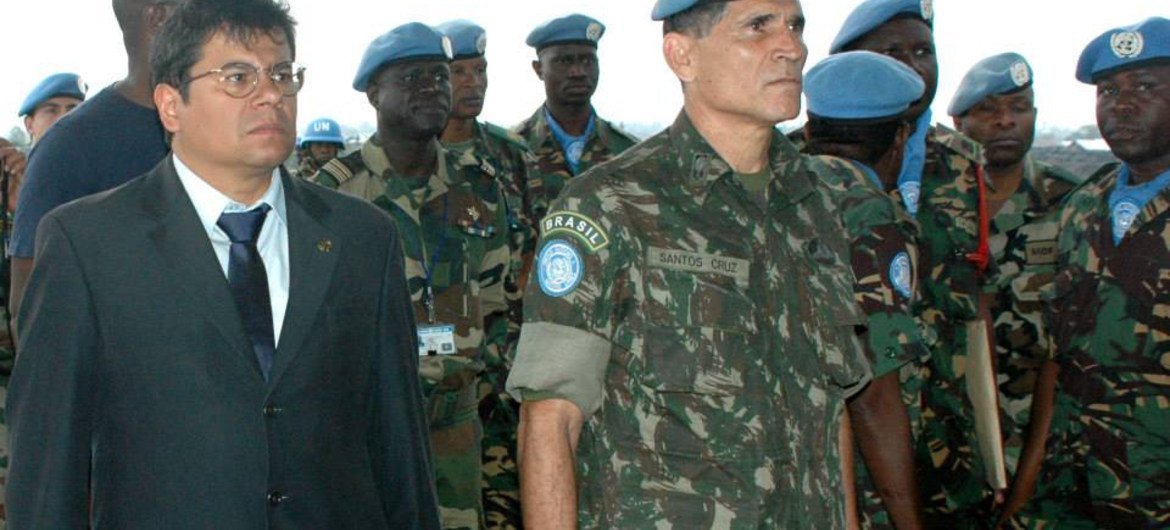 Head of Office Ray Torres (left) and MONUSCO Force Commander General Santos Cruz attend a memorial service for peacekeeper Lieutenant Radjab Ahmed Mulima of Tanzania, who was killed on 27 October 2013.