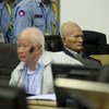前红色高棉高级领导人乔森潘（Khieu Samphan，左）与农谢（Nuon Chea）在柬埔寨法院特别法庭审判分庭上。（资料图片）