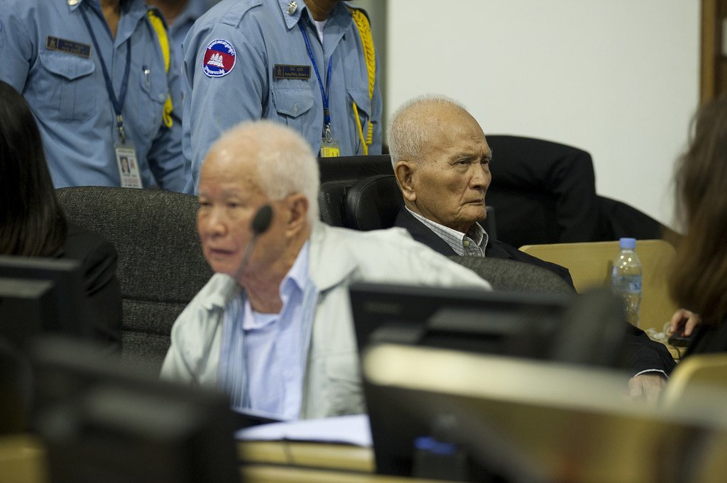 Khieu Samphan (à gauche) and Nuon Chea, lors de leur premier procès à  la Chambre de première instance des Chambres extraordinaires au sein des tribunaux cambodgiens (CETC). 