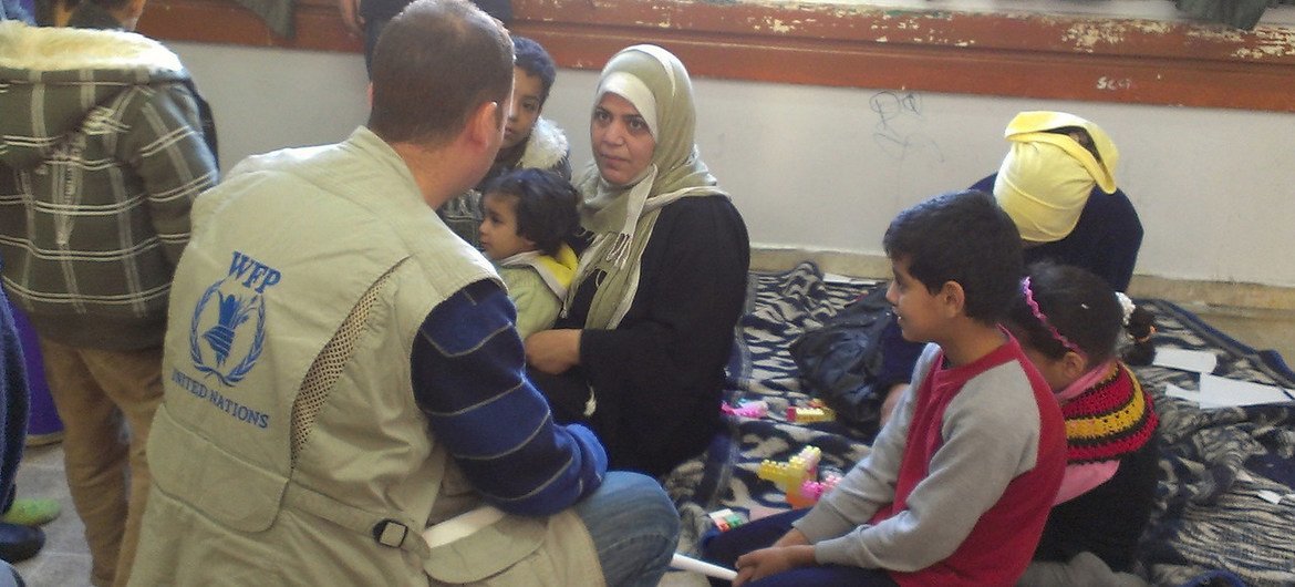 Personal del PMA asisten a desplazados sirios