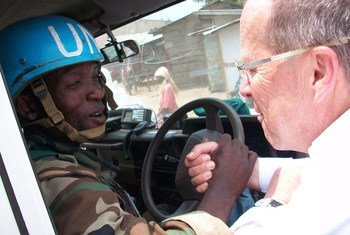 Special Representative Martin Kobler thanks a peacekeeper from the MONUSCO Intervention Brigade for its role in the liberation of areas occupied by M23 rebels in North Kivu, DRC.