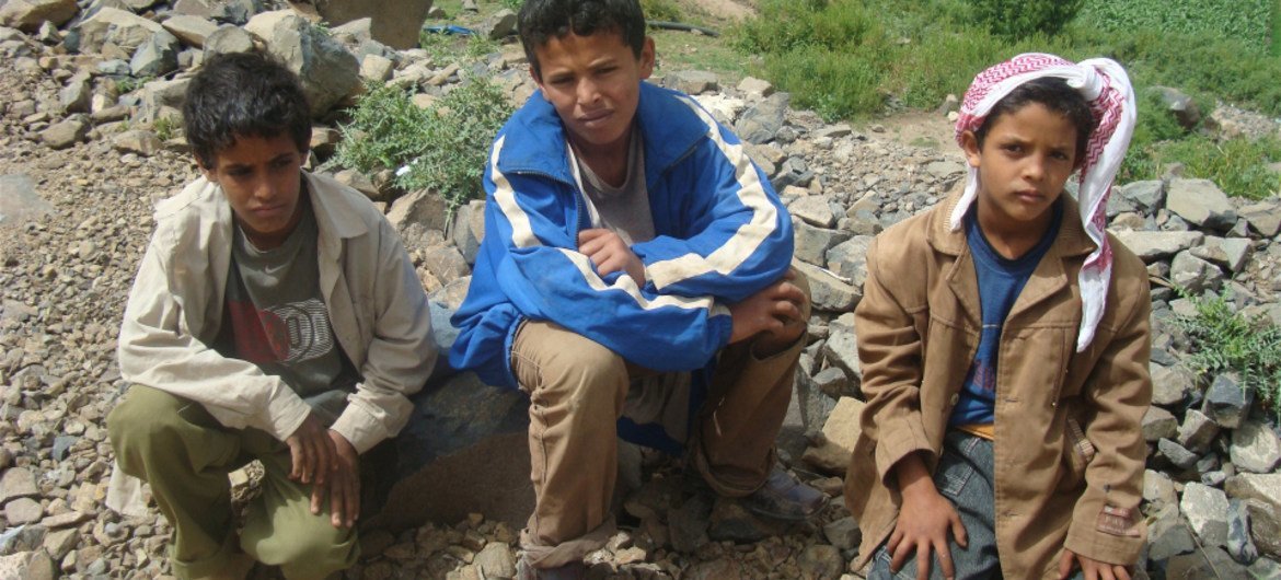 Des enfants du village de Dammaj, dans le nord du Yémen, privés de vivres et d'aide médicale.