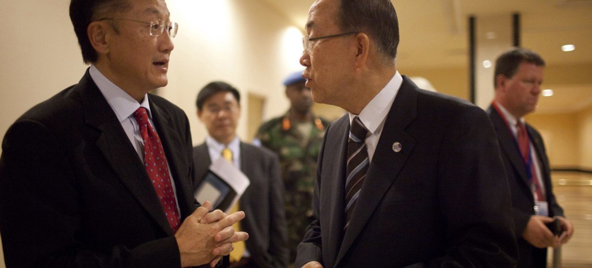 Secretary-General, Ban Ki-moon (right) and World Bank President Jim Yong Kim in Bamako, Mali.