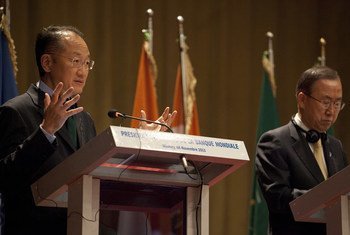 Secretary-General Bank Ki-moon (right) and World Bank Group President Jim Yong Kim speak to the media in Niamey, Niger.
