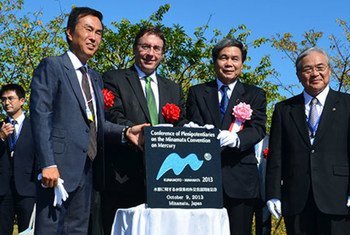 Le Directeur exécutif du Programme des Nations Unies pour l'environnement (PNUE), aux côtés de responsables japonais, dans la ville de Kumamoto.