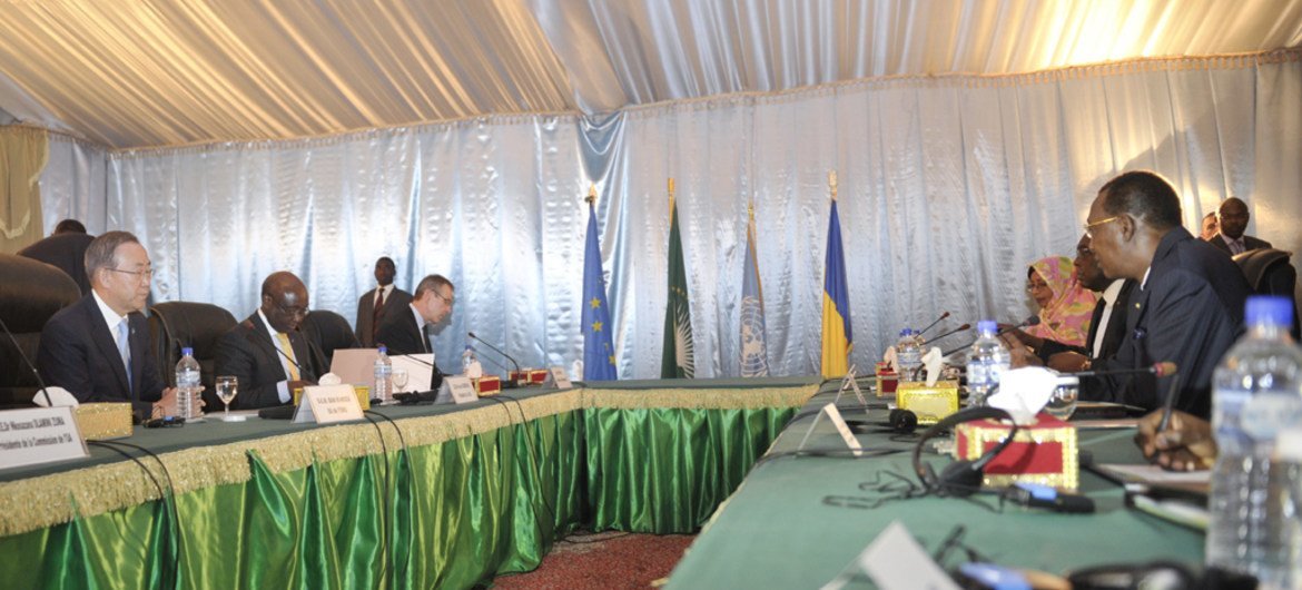 Secretary-General Ban Ki-moon (left) meets with President Idriss Déby Itno (right), of Chad, in the capital N’Djamena.