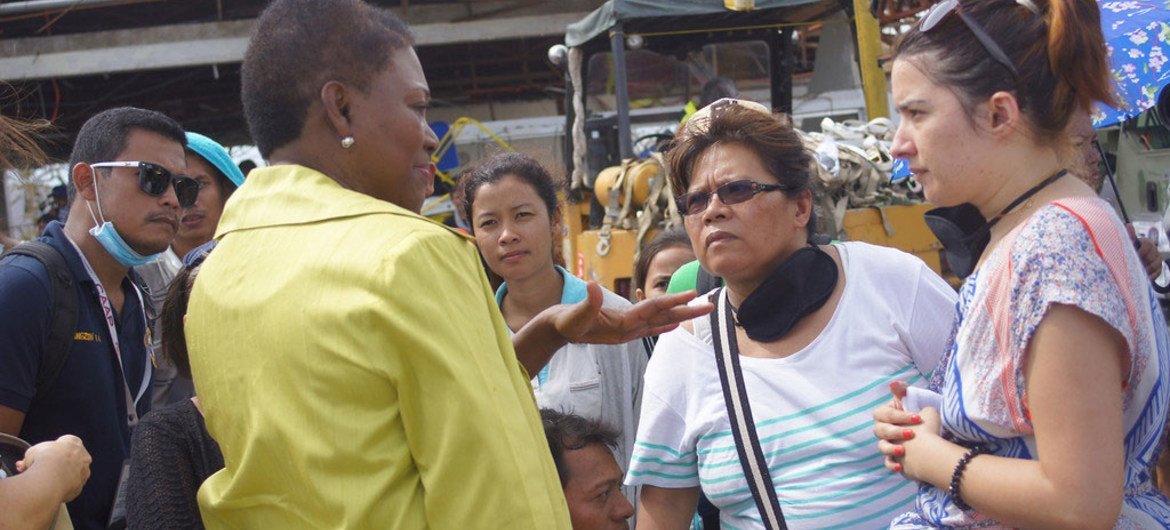 Valerie Amos en Tacloban (Foto: OCHA)