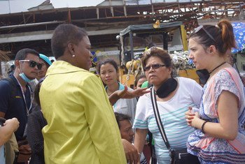 UN Emergency Relief Coordinator Valerie Amos (left) meeting with survivors of Super Typhoon Haiyan (local name Yolanda) in the battered Philippine city of Tacloban.