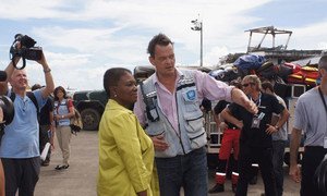 Humanitarian Chief Valerie Amos  (left) meets with a member of the UN Disaster Assessment and Coordination team in Tacloban, the Philippines.