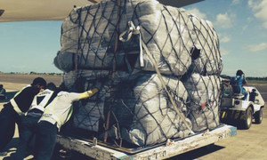 Des personnels humanitaires déchargent d'un Boeing 747 de l'aide envoyée par le HCR à Cebu, aux Philippines.