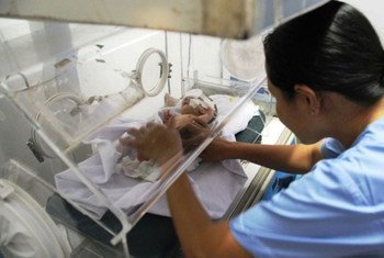 Mhudumu wa afya akimuweka mtoto mchanga ndani ya eneo maalumu lenye joto lililopimwa (incubator) ili kuboresha uwezekano wa kuishi. Picha: IRIN/Sean Kimmons