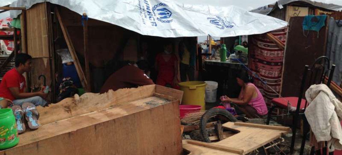 Des survivants du super-typhon Haiyan, dans leur abri de fortune à San Roque, dans la provinde Leyte, dans les Philippines.