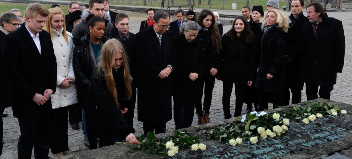 Secretary-General Ban Ki-moon and Mrs. Ban lay a white rose bouquet on the International Monument to the Victims at the Auschwitz-Birkenau Concentration Camp.