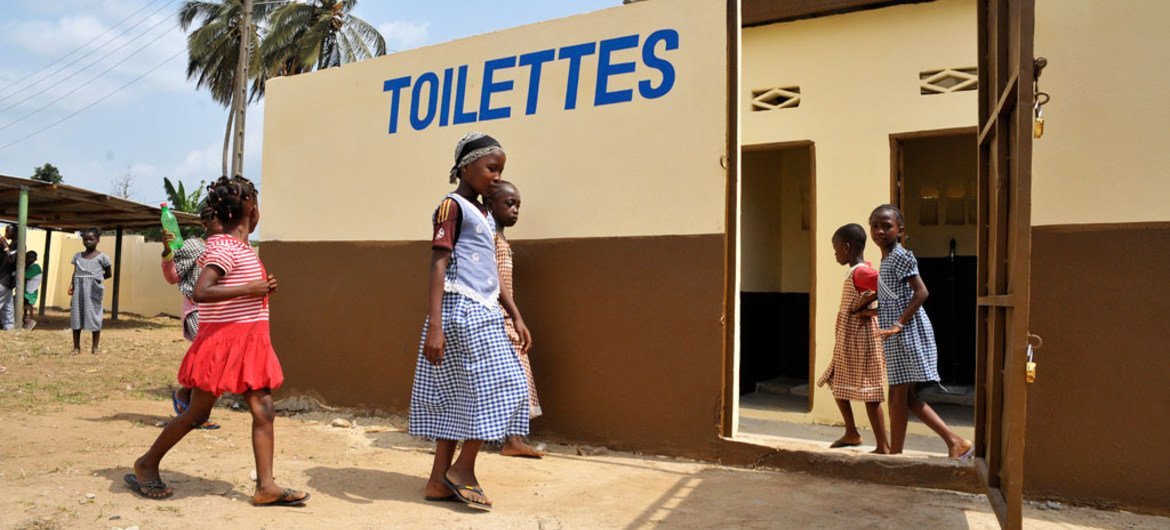 Des toilettes rénovées dans une école d'Abidjan, en Côte d'Ivoire, avec l'aide de l'ONUCI. (archive).