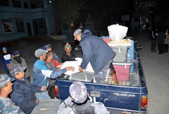 Au Népal, des bulletins de vote arrivent dans un centre de dépouillement, après l'élection du 19 novembre des membres de la nouvelle assemblée constituante.