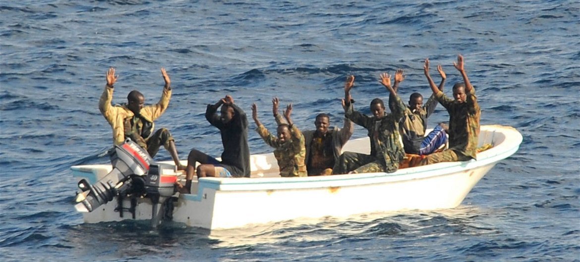 Des pirates présumés attendent les mains en l'air que des membres d'une opération de lutte contre la piraterie montent à bord de leur embarcation (archives). 
