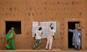 Des Maliens vérifient leurs noms sur la liste des électeurs pour le premier tour de l'élection présidentielle, le 28 juillet 2013.