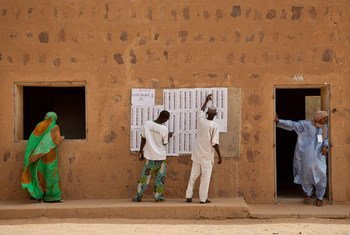 Des Maliens vérifient leurs noms sur la liste des électeurs pour le premier tour de l'élection présidentielle, le 28 juillet 2013.
