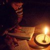 由于电力供应时间有限，加沙地带的儿童只能在烛光下读书。