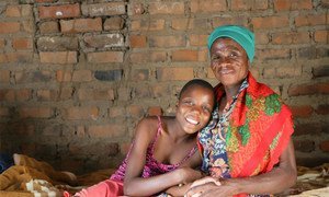 Une femme séropositive et sa petite-fille à Makuzeze au Malawi.