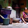 印度新德里，一名家政工人正在手洗衣物。