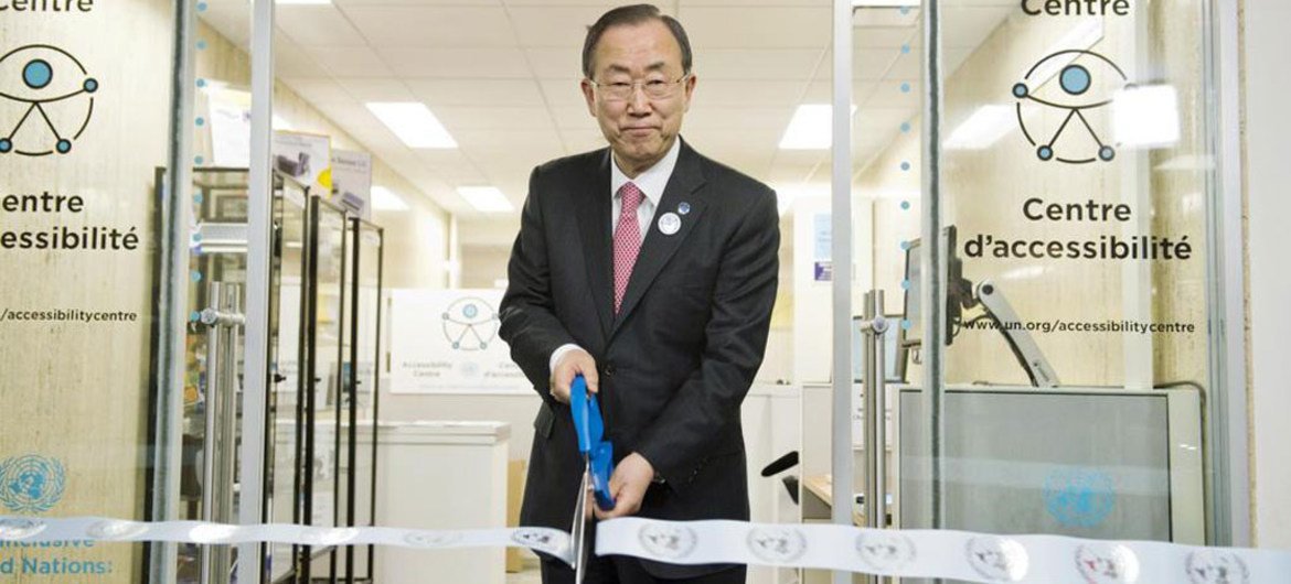 Secretary-General Ban Ki-moon cuts a ribbon to launch the Accessibility Centre at UN Headquarters. :
