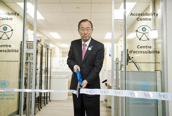 Le Secrétaire général Ban Ki-moon inaugure le tout nouveau Centre d'accessibilité pour les personnes handicapées au Siège des Nations Unies à New York. Photo; ONU/Mark Garten