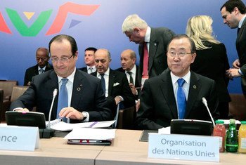 Le Secrétaire général Ban Ki-moon (à droite) prend part, aux côtés du Président François Hollande, à la séance inaugurale du Sommet pour la paix et la sécurité, à Paris.