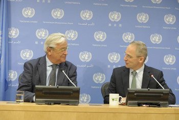 Executive Director of the UN Human Settlements Programme (UN–Habitat) Joan Clos (left) briefs journalists. UN Spokesperson Martin Nesirky is at right.