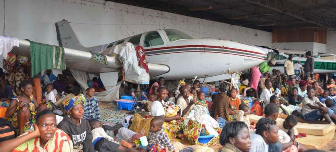Desplazados albergados en el aeropuerto de Bangui (Foto: ACNUR-L. Wiseberg)