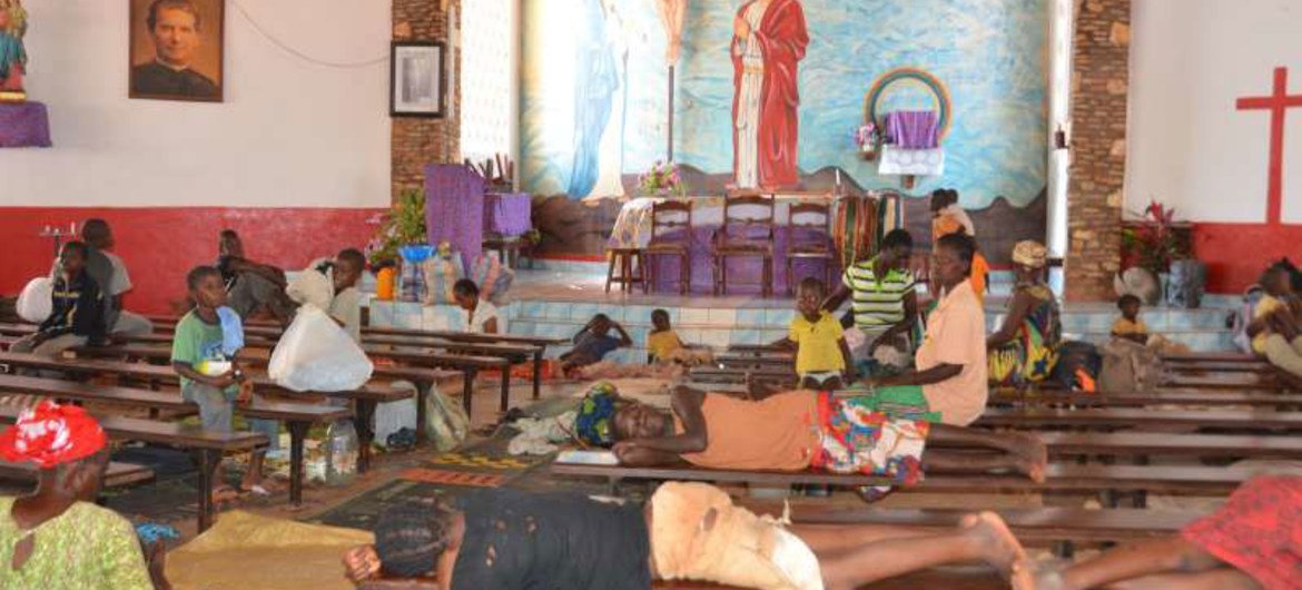 Des civils déplacés par les violences interconfessionelles en RCA se sont réfugiés dans une église de Bangui.