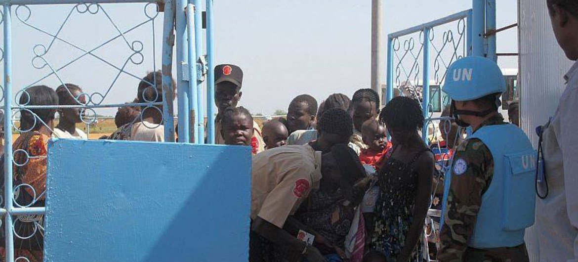 Civilians arriving at the UN House compound on the Southwestern outskirts of Juba to take refuge from fighting that broke out in the South Sudanese capital.