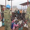 Des civils sud-soudanais fuient les violences et cherchent refuge dans une base de la MINUSS. MINUSS/Rolla Hinedi