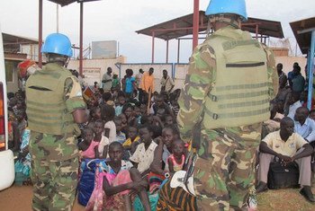 Des civils sud-soudanais fuient les violences et cherchent refuge dans une base de la MINUSS. MINUSS/Rolla Hinedi
