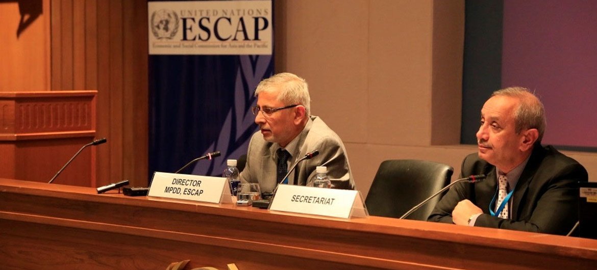 ESCAP’s Director of Macroeconomic Policy and Development Division Anisuzzaman Chowdhury (left) briefs journalists in Bangkok, Thailand.