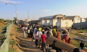 Fuyant les violences, des civils sud-soudanais se dirigent vers la base de la MINUSS à Bor, capitale de l'état de Jonglei.