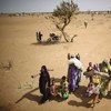 Des réfugiés maliens en route vers le Burkina Faso. Les violences intercommunautaires au centre du Mali ont poussé près de 3.000 personnes à se réfugier au Burkina Faso ces dernières semaines.