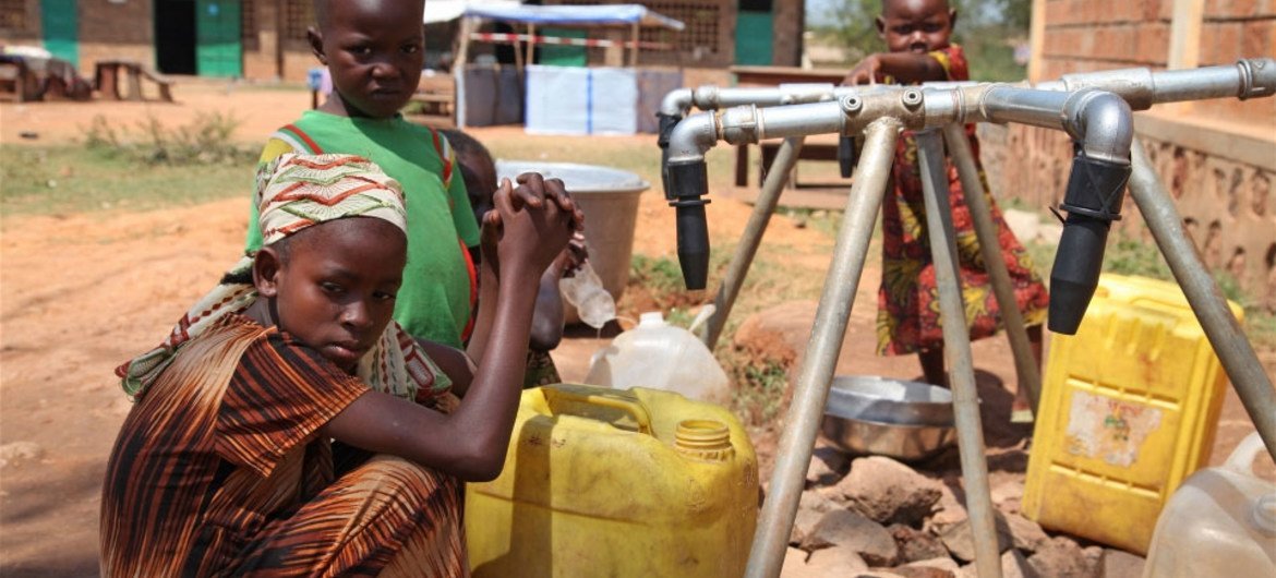 Des enfants attendent une distribution d'eau potable dans une école en République centrafricaine.